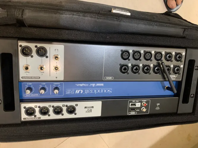 Mesa de som Soundcraft ju 16 som