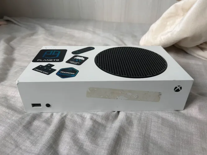 Xbox series sim com 2 controles e caixa.