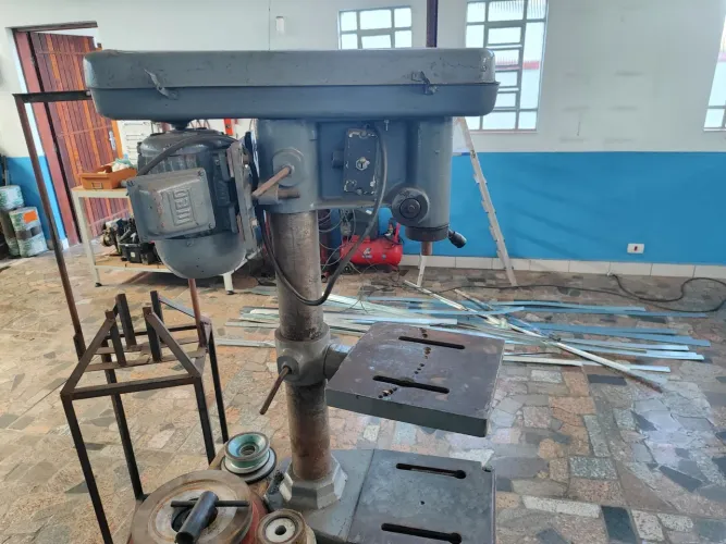 Furadeira de bancada capacidade 5/8".