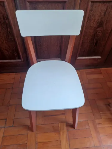 Cadeira de madeira nova.149,00