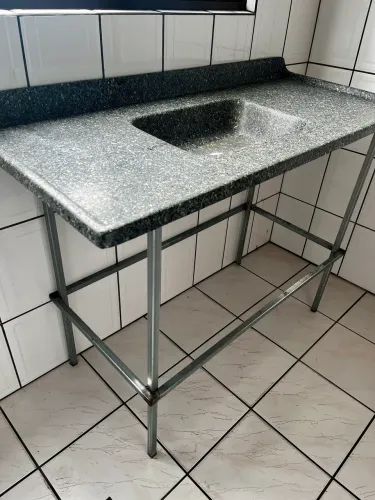 Pia de granito com cuba + suporte metálico - pronta para uso