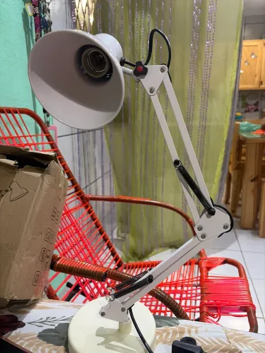 Luminária de luxo articulada com garra