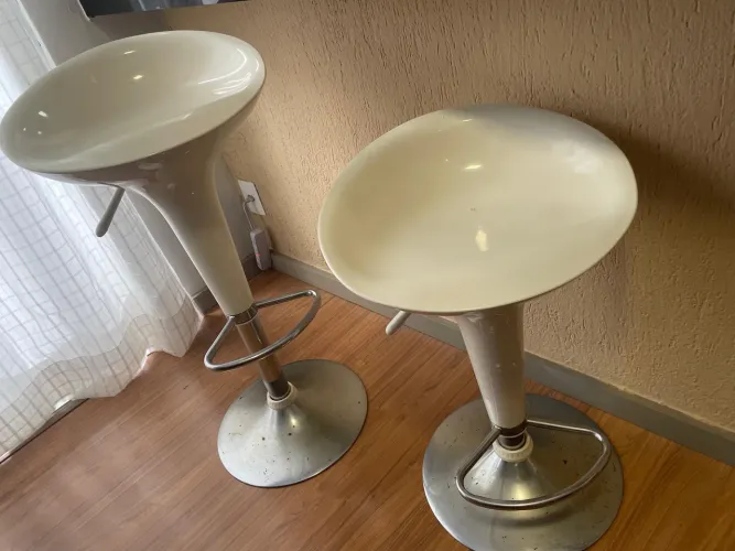 2 Banquetas Giratórias com Regulagem de Altura - Modernas e Confortáveis