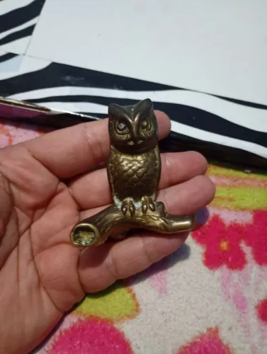 Escultura vintage de latão maciço de coruja em galho medida 7x6 produto importado