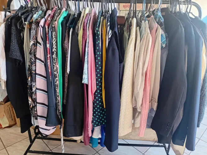 Lote de roupas diversas para brechó, masculinas e femininas. Cores e tamanhos variados.