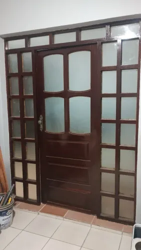 Porta de jatobá , toda completa , com vidros , alisares , fechaduras