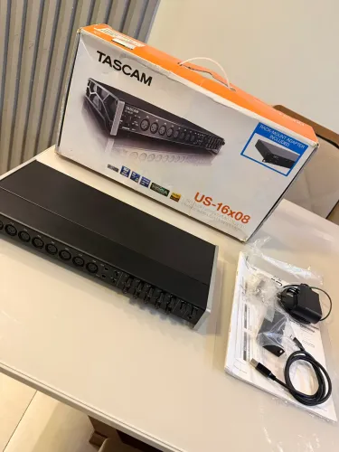 Interface de áudio Tascam US-16x08 com 16 canais e pré-amplificadores