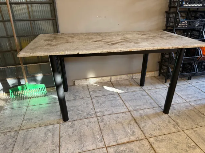 MESA COM TAMPO EM GRANITO