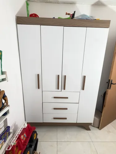 Guarda roupa infantil bastante conservado. 6 portas e três gavetas!
