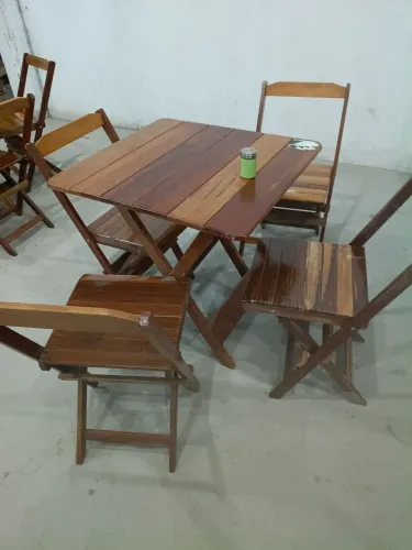 4 mesas de madeira com 4 cadeiras mais um rack de madeira