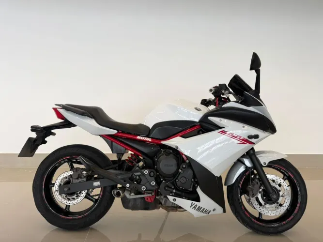 XJ6 F  BRANCA 2013/2013