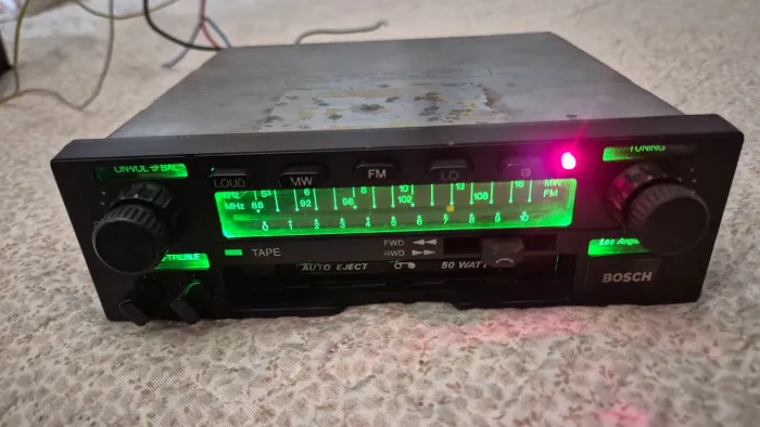 Rádio toca fitas Bosch Los Angeles com Bluetooth e iluminação em Led.