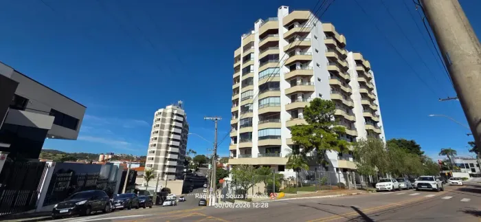 Apartamento a aluguel e venda possui 185 metros quadrados com 3 quartos em Centro - Vinhed