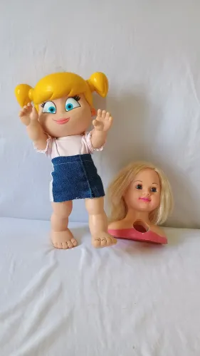 Lote com uma boneca antiga Xuxinha e um busto antigo da Xuxa também 