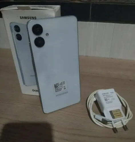 Vendo celular A06 5 G 128 GB semi novo