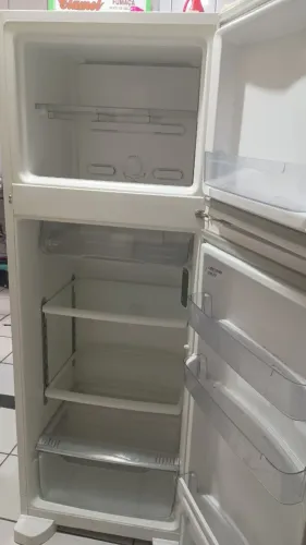 VENDO GELADEIRA CONSUL FUNCIONANDO PERFEITAMENTE, 900$ SOU DE INHAÚMA ZAP *