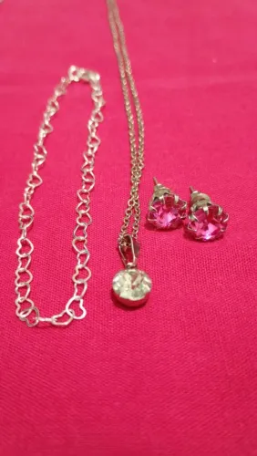 Semi jóias um colar um brinco e uma pulseira