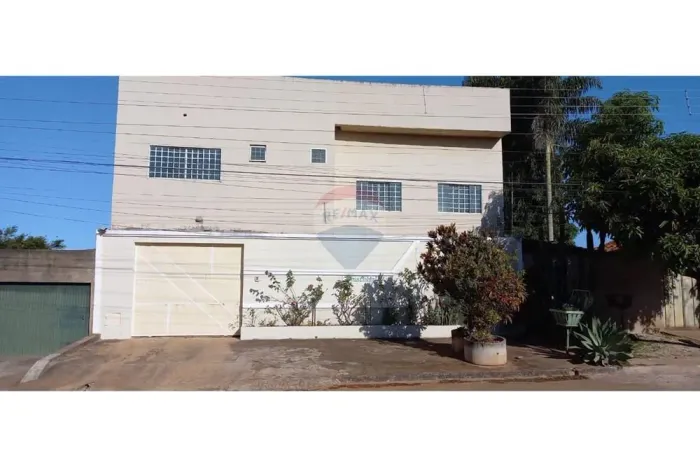 Vendo prédio com 500m² de área construída Excelente potencial para moradia, comércio e in