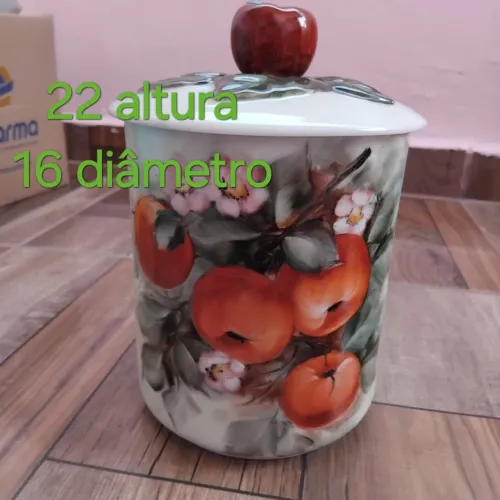 Pote de porcelana pintado a mão 