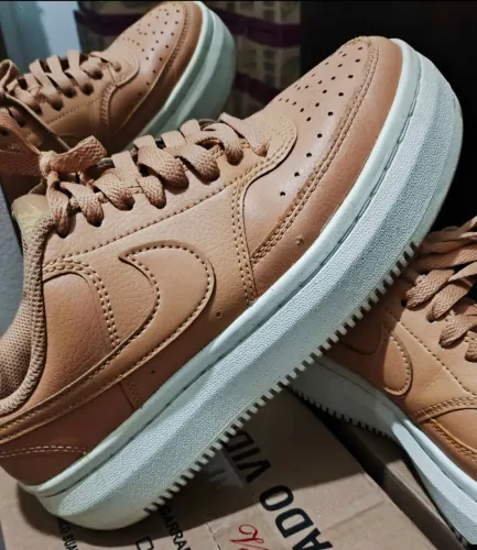 Tênis Nike cor mostarda