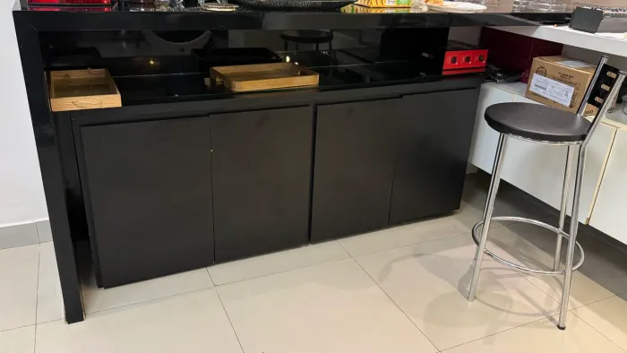 Armário com 4 portas e estante