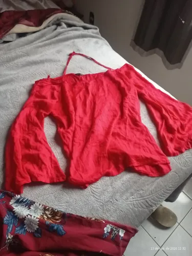 Vendo lote de roupas usadas femeninas .em excelente estado a partir de 20 reais