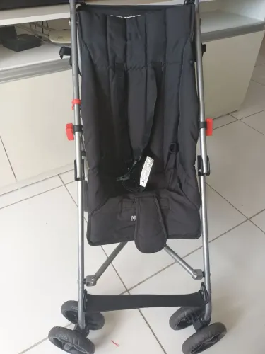 Carrinho bebê tipo guarda chuva.