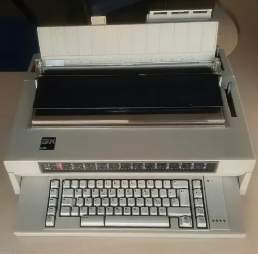 Máquina de escrever elétrica IBM6746