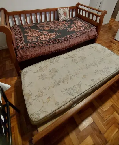 Cama de solteiro com cama auxiliar