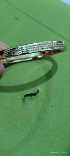 Bracelete banhado com detalhes, e com oração do paí nosso 