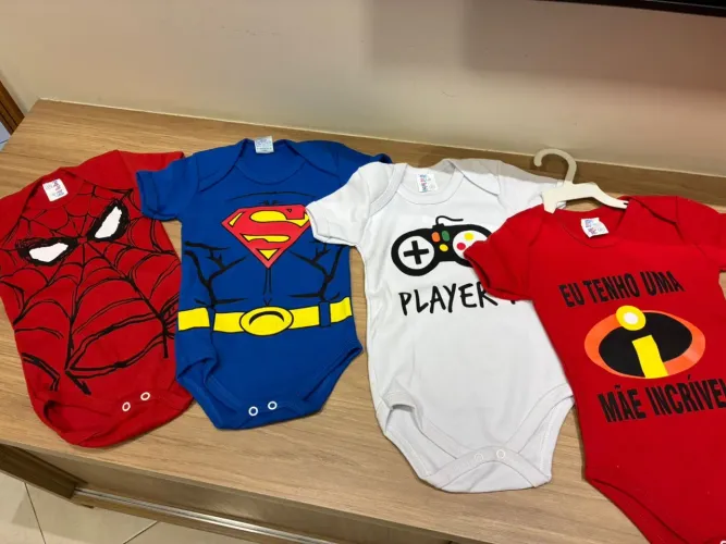 Kit com 4 bodies bebê tamanho G novos sem uso