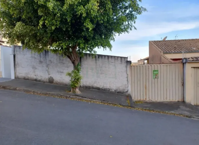 Excelente terreno com 305m² á venda no bairro Jardim Ipê em Poços de Caldas MG.