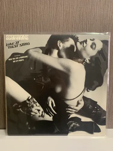 LP Scorpions - Love At First Sting (Com Encarte) - Vinil
