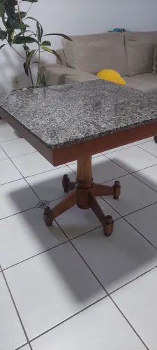 Mesa de apoio antiga com tampo de granito