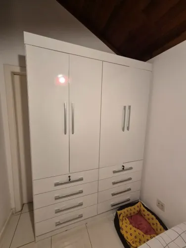 O Guarda-Roupa 04 portas com amplo espaço e 08 gavetas externas sendo 02 com chave