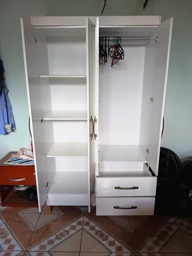 Guarda-roupa duas portas solteiro, 2 gavetas.