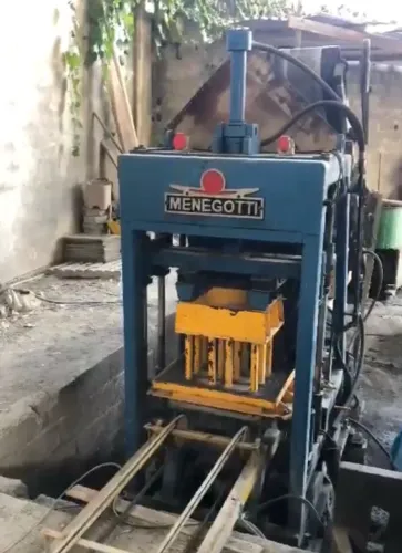 Máquina de blocos Menegotti