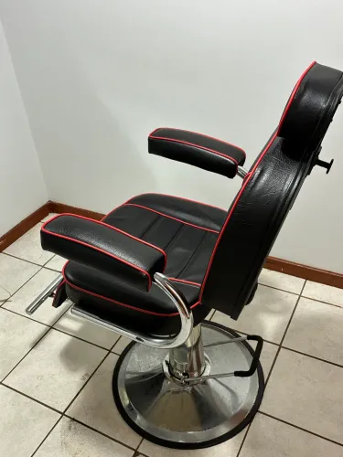 Cadeira de Barbeiro Valentina Reclinável Hidráulica Estofado Preto It com lista vermelha