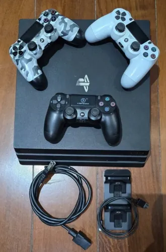 Playstation 4 Pró 1TB + 3 Controles + Carregador portátil