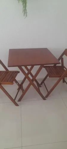 Conjunto mesa con duas cadeiras de madeira