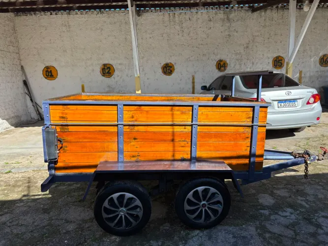 Uma carrocinha reboque 