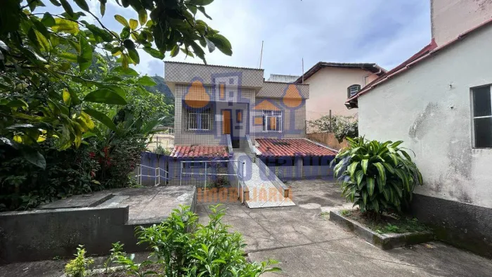 Casa com 4 quartos, 296 m², à venda por R$ 990.000 - Olaria - Nova Friburgo/RJ