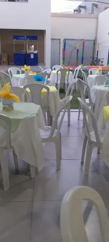 Jogos de mesa, brinquedos pipoca e algodão doce. 