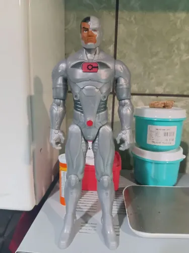 Boneco ciborgue 30cm