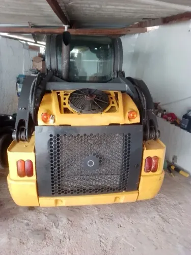 Míni Carregadeira New Holland