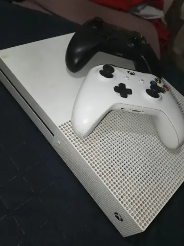 Vendo Xbox One S 1 Tb  Em Perfeito Estado Vai Com Dois Controles.. 