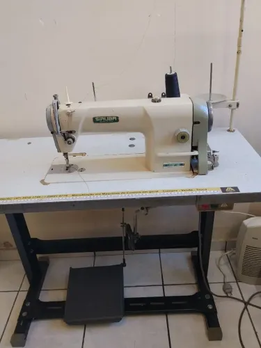 Máquina de costura reta industrial SIRUBA