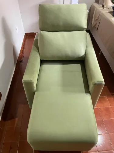 POLTRONA RECLINÁVEL E RETRÁTIL - CONFORTO E ELEGÂNCIA