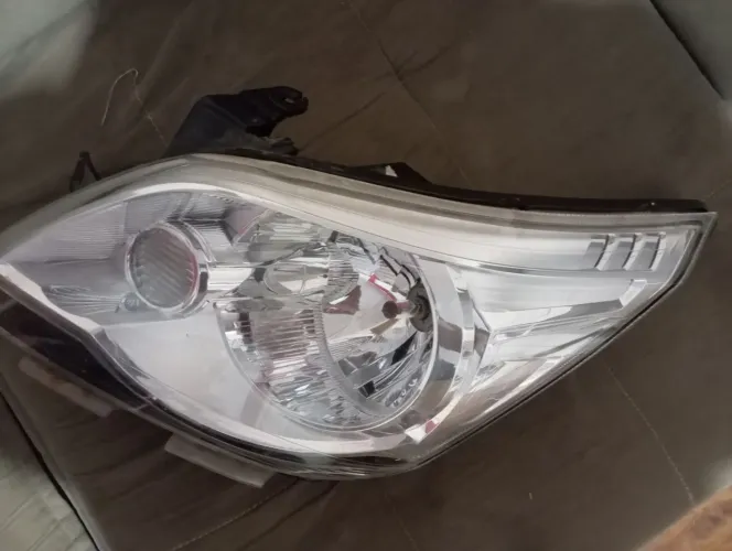 Vendo Farol dianteiro esquerdo Original quebrado do Cobalt 2012 à 2015  