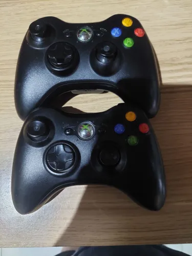 Vendo dois controles de Xbox 360 originais os dois por 140